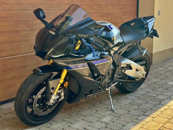 YAMAHA YZF R1