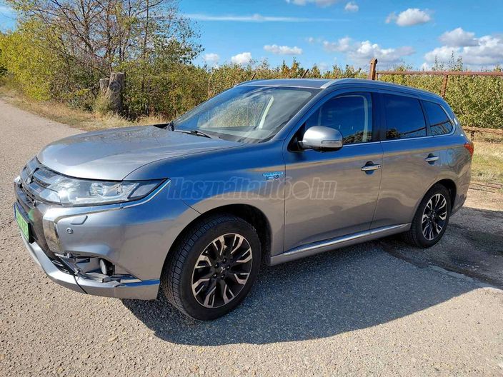 MITSUBISHI OUTLANDER 2.0 PHEV Instyle Navi 4WD CVT