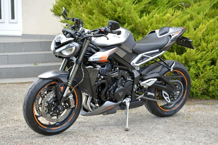 TRIUMPH STREET TRIPLE