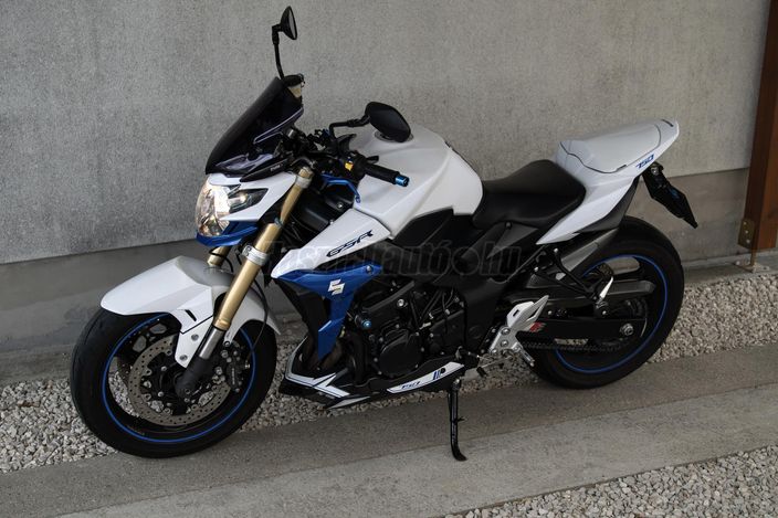 SUZUKI GSR 750