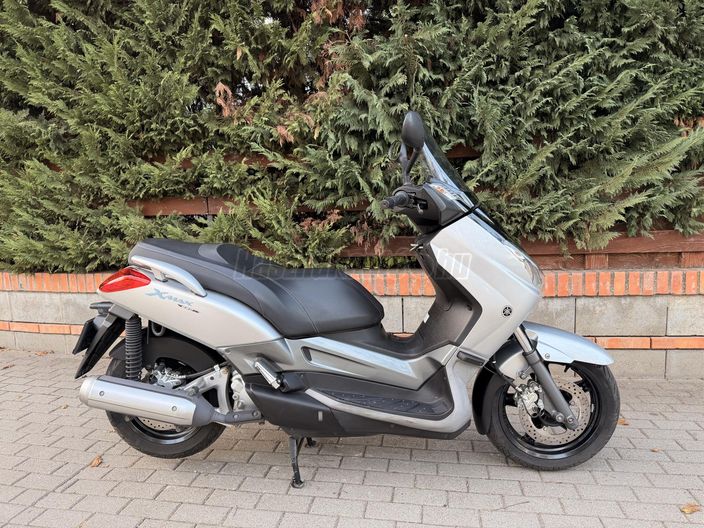 YAMAHA X-MAX 250