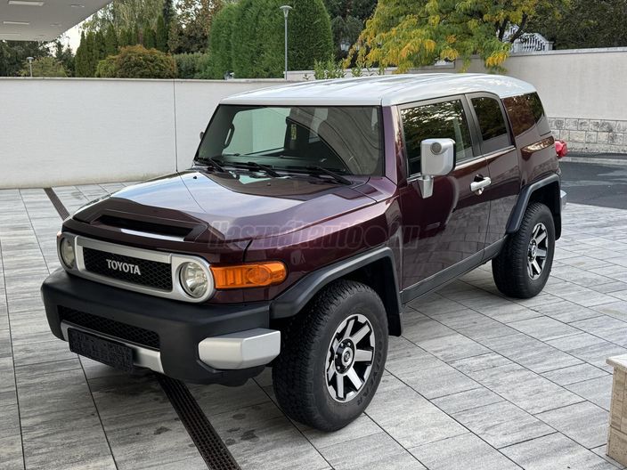 TOYOTA FJ CRUISER