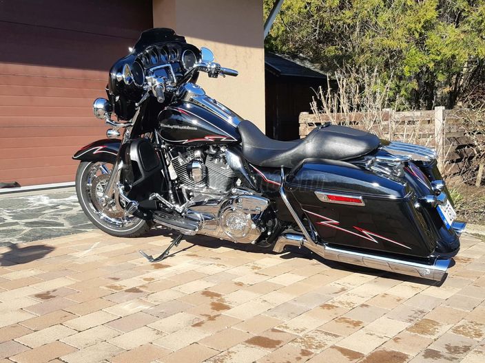 HARLEY-DAVIDSON STREET GLIDE