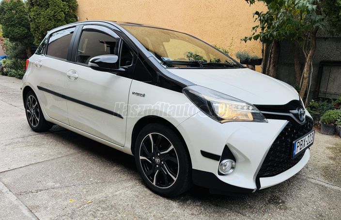TOYOTA YARIS 1.5 HSD Bi-Tone SensoSmart Safety e-CVT