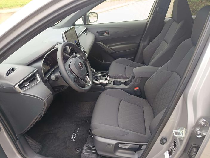 TOYOTA COROLLA 1.5 Hybrid Style e-CVT Cross 1 110 000.- Ft kedvezménnyel
