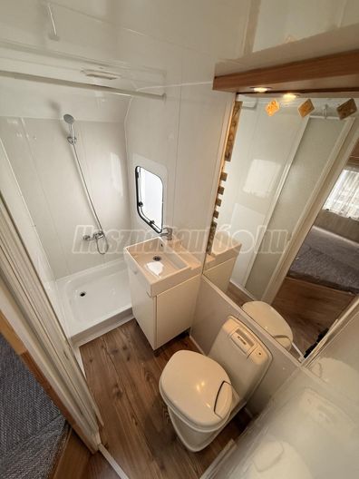 BÜRSTNER Ventana 722 .teljes értékű fürdőszobával