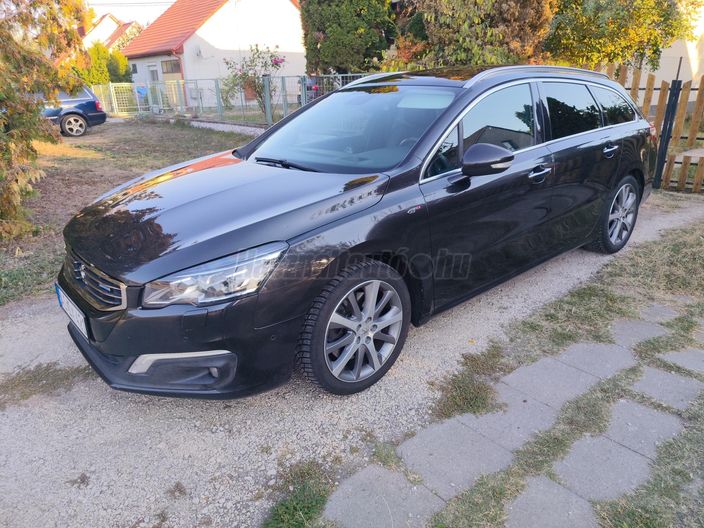 AUTÓ KÍVÜLRŐL