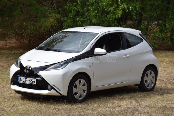 TOYOTA AYGO 1.0 x-play