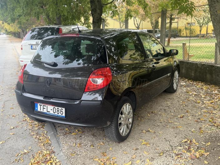 RENAULT CLIO 1.4 16V Privilege