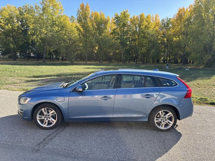 VOLVO V60 2.4 D [D6] PHEV AWD Summum Geartronic