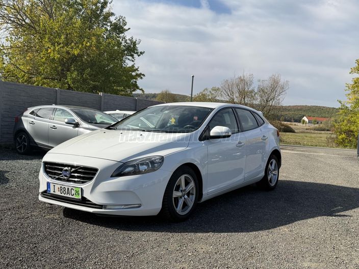 VOLVO V40 2.0 D [D3] Momentum