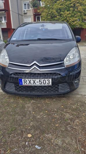 Az autó előlről