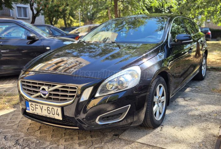 VOLVO V60 2.0 D [D3] Momentum Geartronic