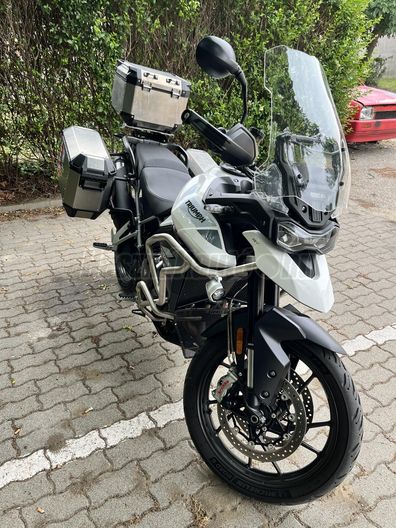 TRIUMPH TIGER 900