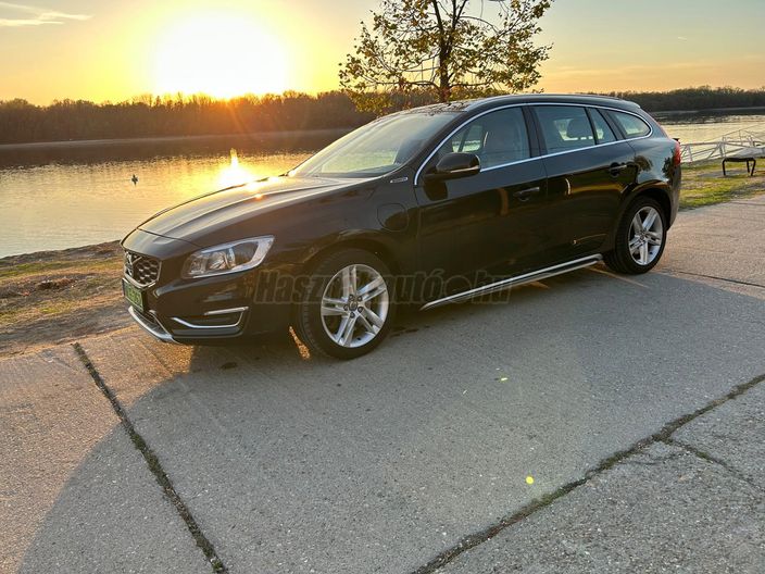 VOLVO V60 2.4 D [D6] PHEV AWD Summum Geartronic