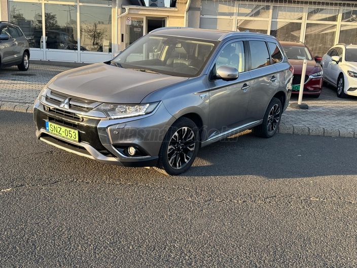 MITSUBISHI OUTLANDER 2.0 PHEV Instyle Navi 4WD CVT