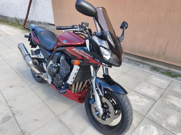 YAMAHA FZS 1000 (FAZER)