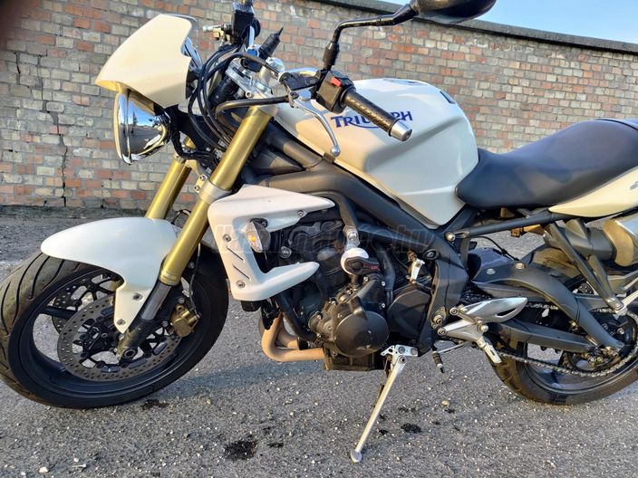 TRIUMPH STREET TRIPLE 675