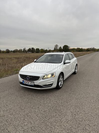 VOLVO V60 2.4 D [D6] PHEV AWD Momentum Geartronic