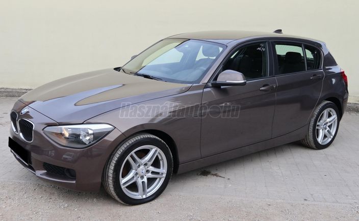 BMW 114 114i (5 személyes )