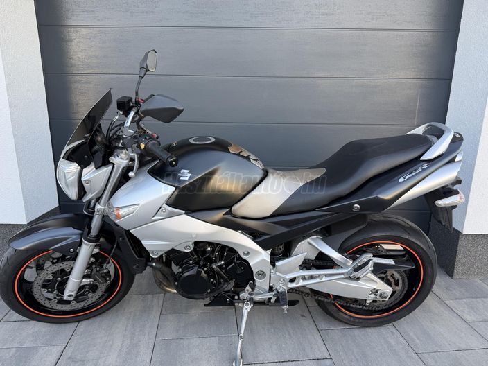 SUZUKI GSR 600
