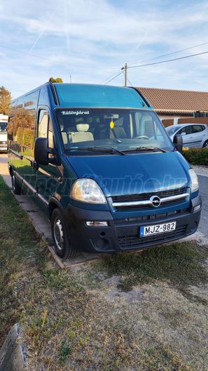 busz jobb oldala első nézetből