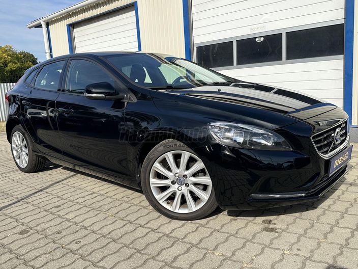 VOLVO V40 2.0 D [D2] Momentum