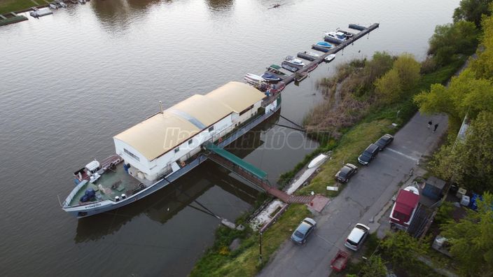 Floating structure