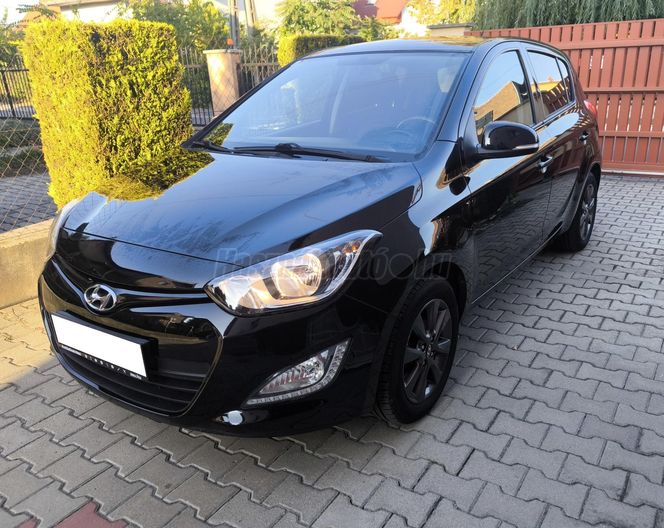 HYUNDAI I20 1.25 GO!BRASIL FELSZERELTSÉG TEMPOMAT KLÍMA ESP METÁLFÉNY LED MENETFÉNY