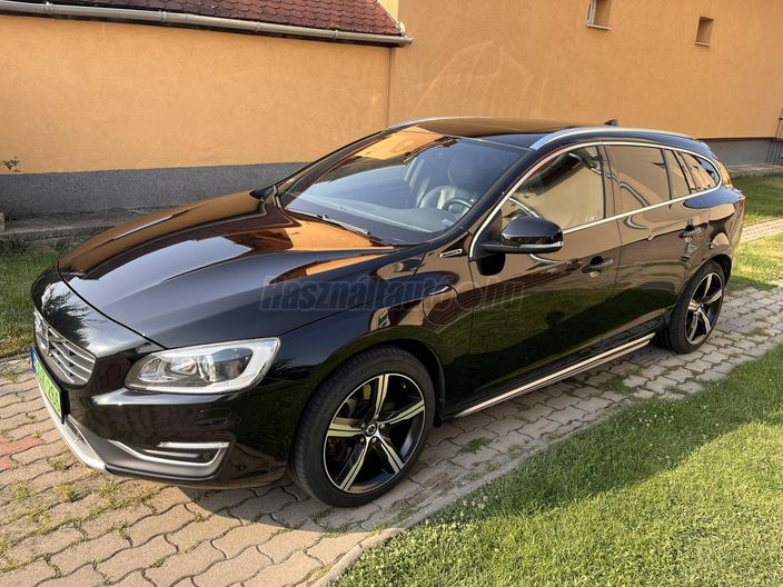 VOLVO V60 2.4 D [D6] PHEV AWD Summum Geartronic