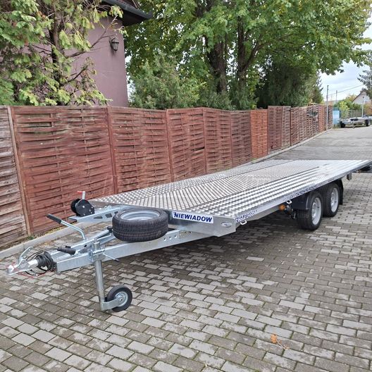 BORO BR2.ÚJ!!5x2.1m/3000kg.Síkplatós.burkolt közép.13-as kerekek!