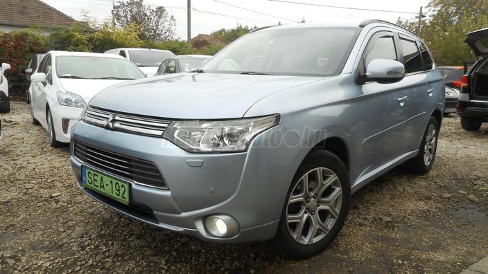MITSUBISHI OUTLANDER 2.0 PHEV Instyle Navi 4WD CVT