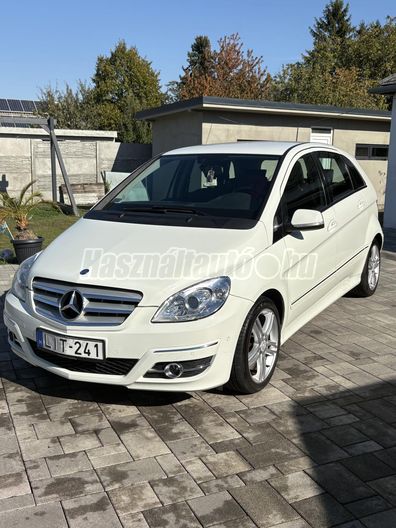 MERCEDES-BENZ B 180