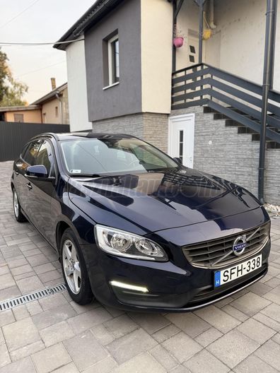 VOLVO V60 2.0 D [D3] Momentum