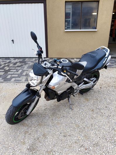 SUZUKI GSR 600