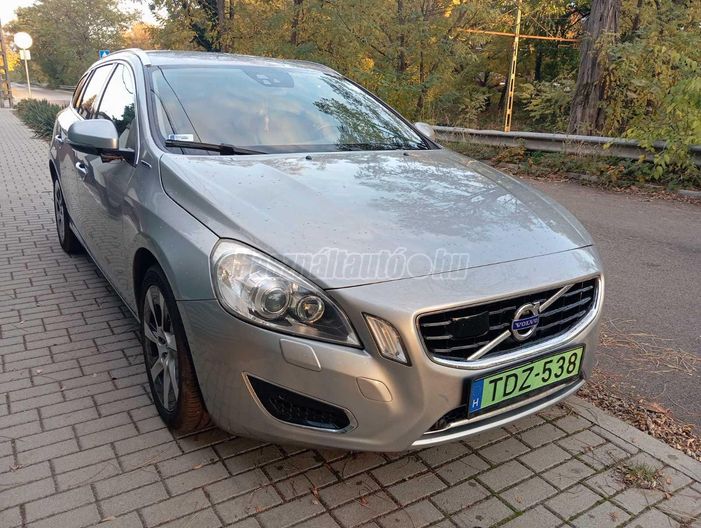 VOLVO V60 2.4 D [D6] PHEV AWD Summum Geartronic