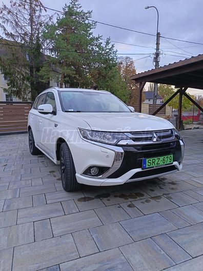 MITSUBISHI OUTLANDER 2.0 PHEV Instyle Navi 4WD CVT