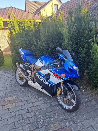 SUZUKI GSR 600