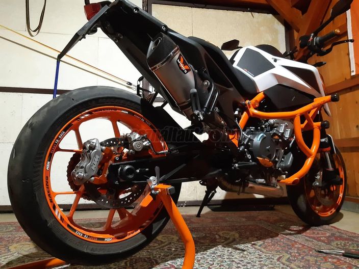 KTM 890 DUKE R