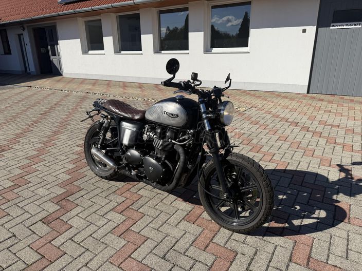 TRIUMPH BONNEVILLE 900