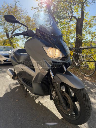 YAMAHA X-MAX 250