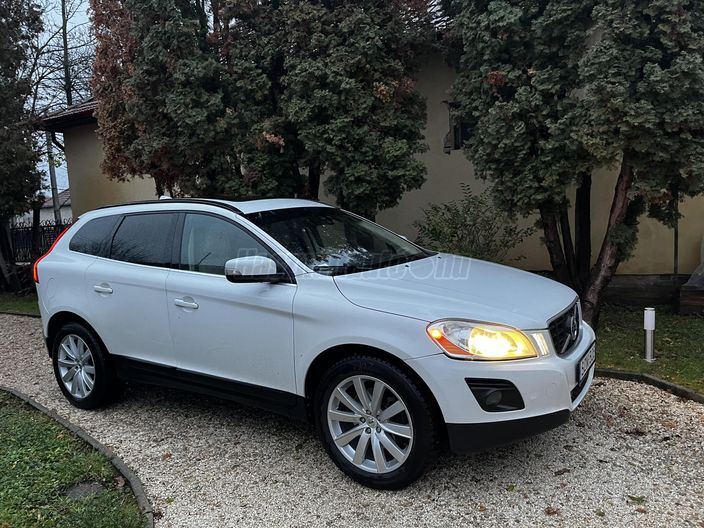 VOLVO XC60 2.4 D [D3] Momentum