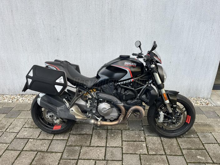 DUCATI MONSTER 821
