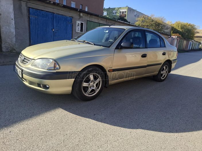 TOYOTA AVENSIS 1.6 Linea Terra