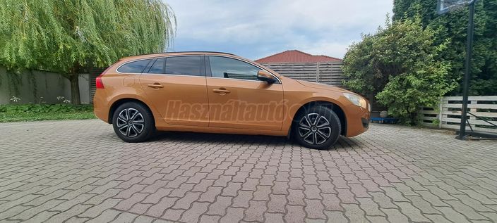 VOLVO V60 2.0 D [D3] Momentum Geartronic