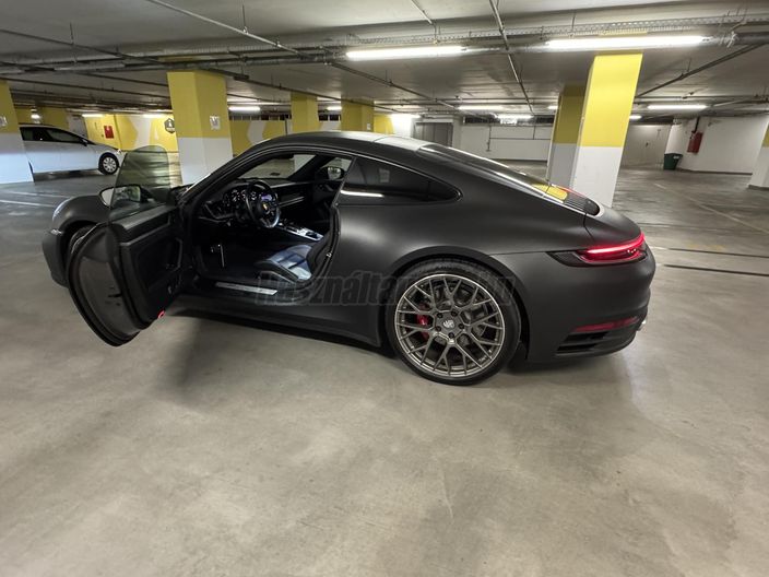 PORSCHE 992