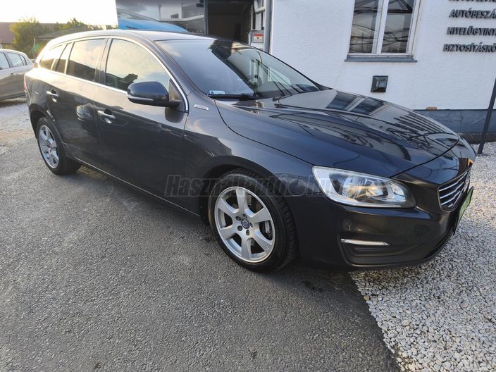 VOLVO V60 2.4 D [D6] PHEV AWD Momentum Geartronic