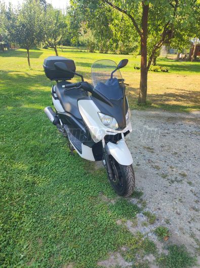YAMAHA X-MAX 125