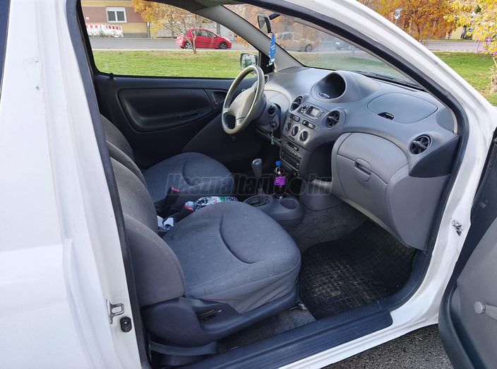 TOYOTA YARIS 1.0